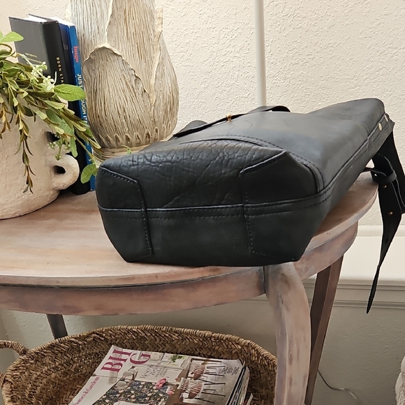 Black Leather Shoulder Bag From MAGNOLIA MARKET - Picture 6 of 8